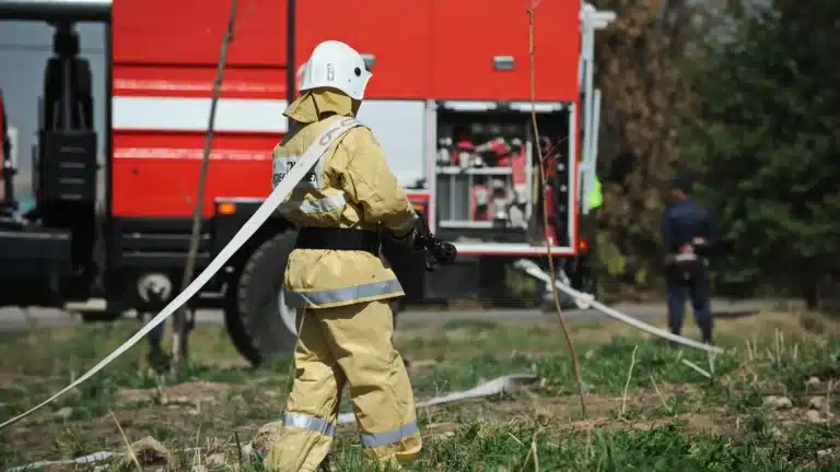 В Кокшетау пожар с теплотрассы перешел на балконы жилого дома