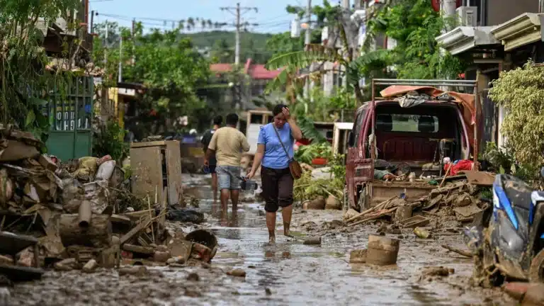Филиппины эвакуируют 100 тысяч человек из-за супертайфуна Фун-Вонг