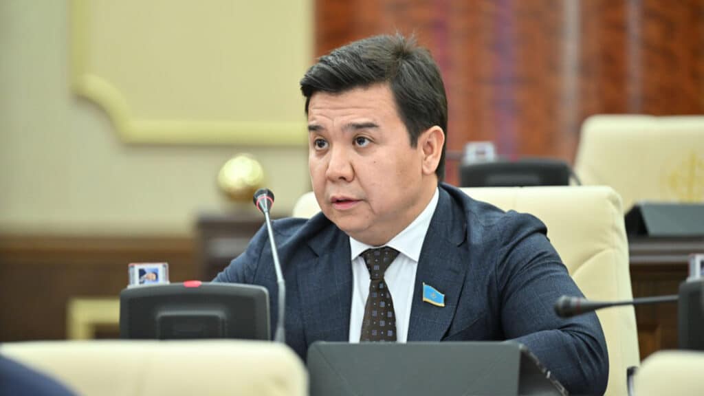 Депутат Кырыкбаев подтвердил слухи о внебрачном сыне