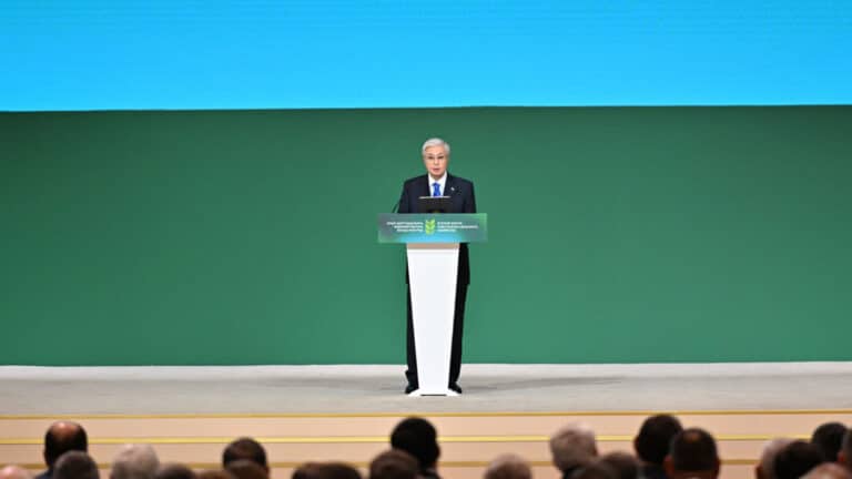 Токаев недоволен темпами передачи изъятых земель фермерам