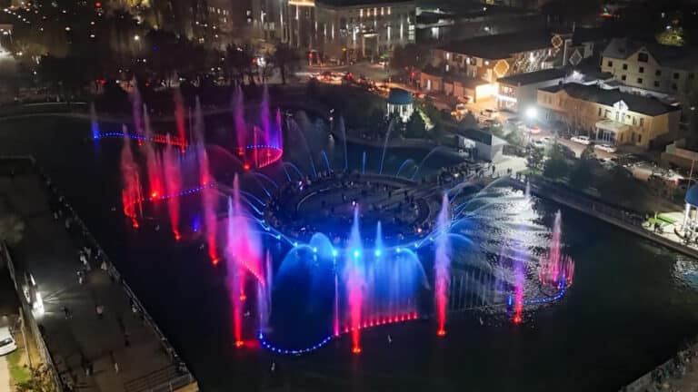 Огромный музыкально-огненный фонтан в Шымкенте не впечатлил горожан