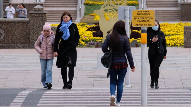 Доля казахстанцев с долгами резко возросла: лишь 34% живут без кредитов