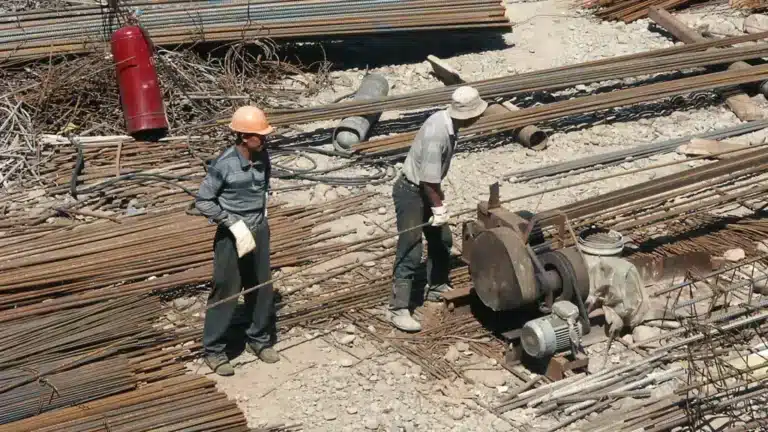 В Астане трое рабочих упали с высоты около 15 метров, возбудили уголовное дело