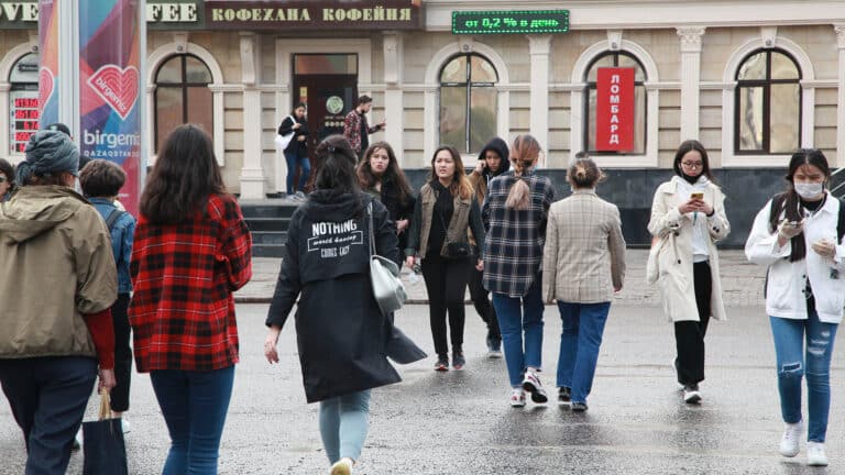 Казахстанцы все чаще идут в госсектор, потому что «там платят» – экономист