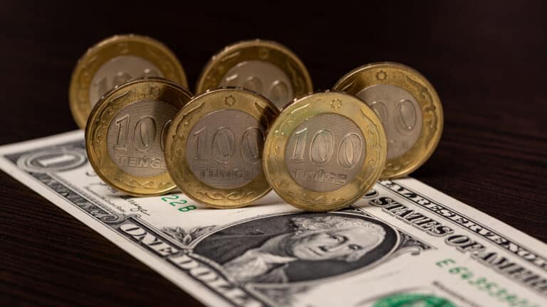 Курс доллара продолжает падать к тенге