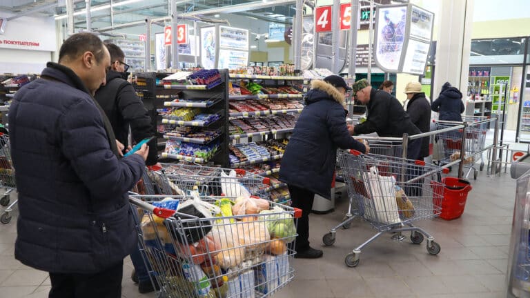 Казахстанцы покупают еду в кредит