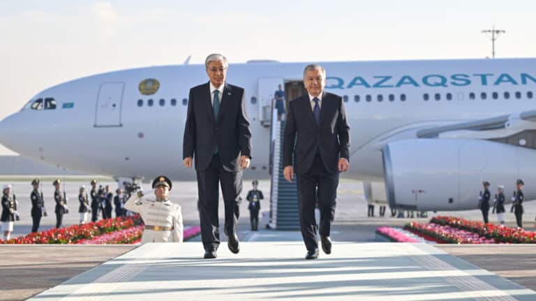 Токаев прилетел в Узбекистан после поездки в Россию