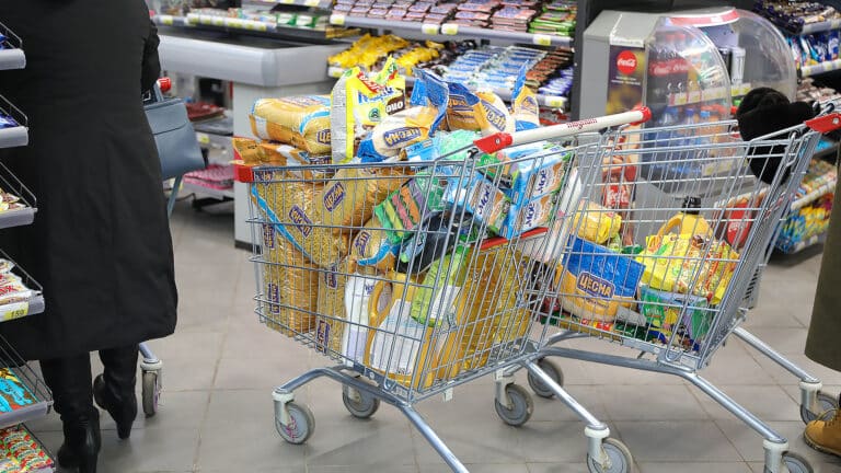 В Казахстане договорились сдерживать рост цен на продукты