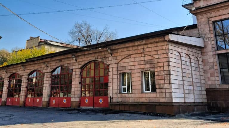 ДЧС Алматы пообещал сохранить архитектурный облик пожарного депо №5 без ракушечника