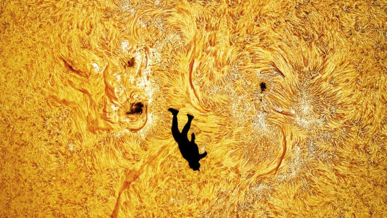 Удивительное фото парашютиста на фоне Солнца покорило интернет