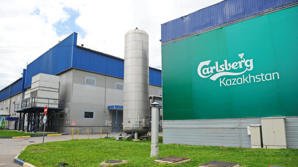 Carlsberg приобрел в Казахстане убыточную компанию, связанную с «Первым пивзаводом»