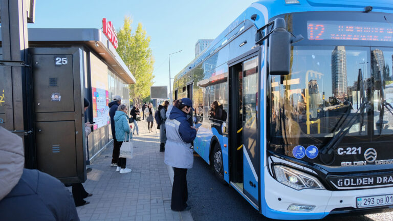 В Астане уравняли права детей на бесплатный проезд в автобусах