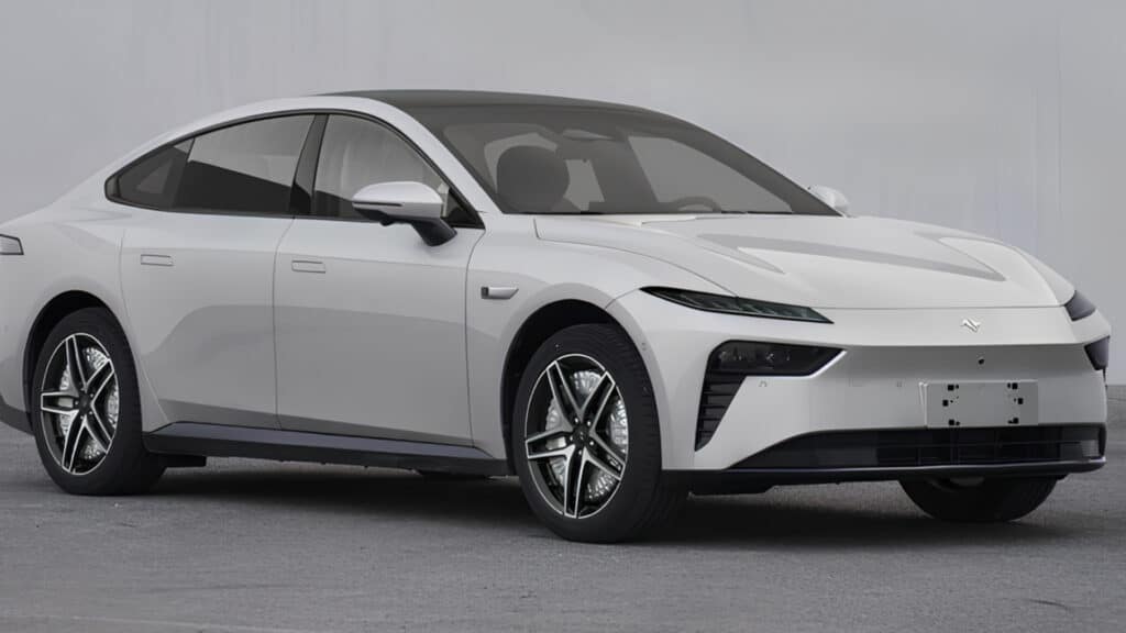 Dongfeng eπ 007 стал первым серийным электроседаном с четырьмя мотор-колесами