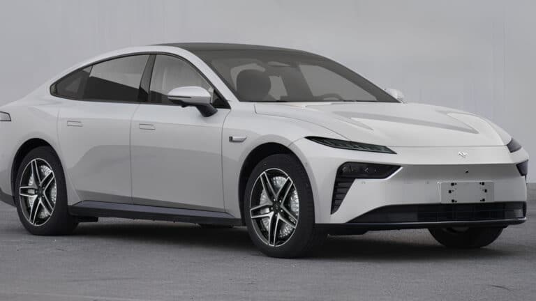 Dongfeng eπ 007 стал первым серийным электроседаном с четырьмя мотор-колесами