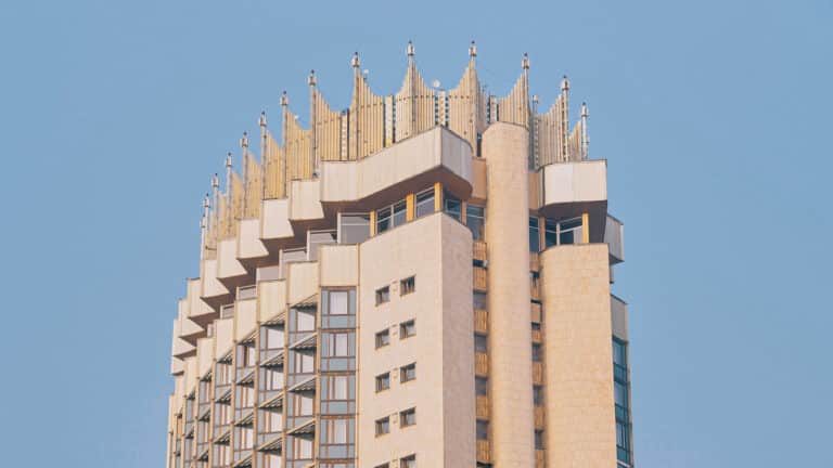 Главный вход в символ Алматы закрыли до следующего года