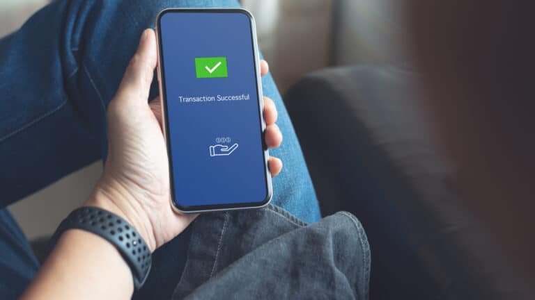 Казахстанцы поставили рекорд за 19 месяцев по переводам денег в Россию