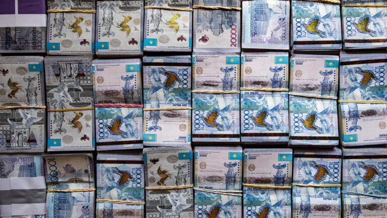 Казахстанцы обналичили через банкоматы 20 трлн тенге