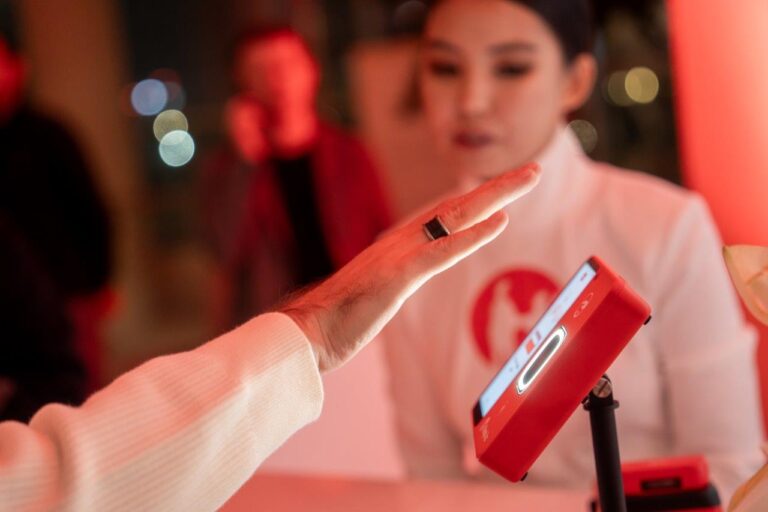 Карта, QR, ладошка: насколько безопасна новая система платежей?