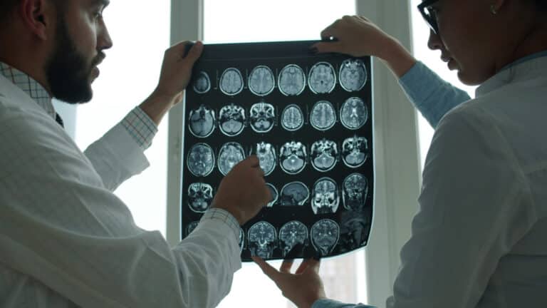 Ученые Кембриджа выяснили, что мозг остается на «подростковом» уровне до 30 лет