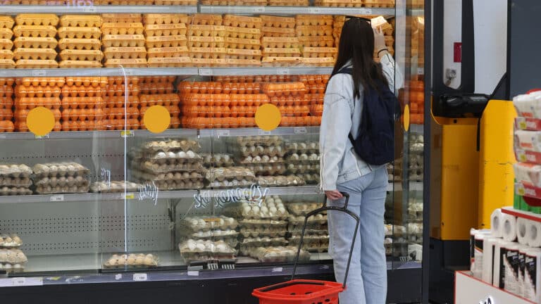 Казахстанцы не верят в стабильность цен