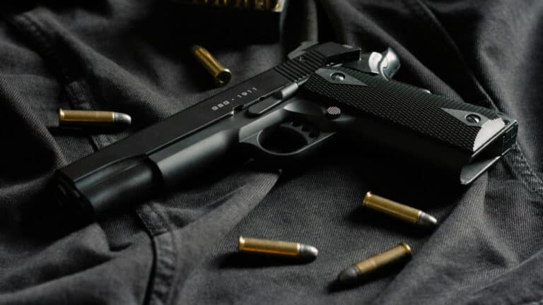 Троих полицейских уволили за потерю пистолета в Караганде