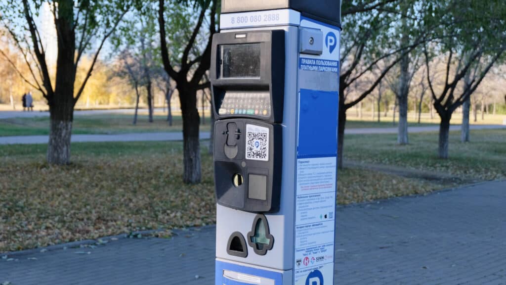 Казахстанцам хотят снизить плату за парковку возле дома и офиса