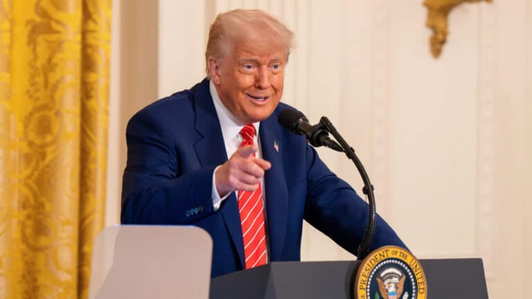 Трамп угрожает навсегда остановить миграцию из «стран третьего мира» в США