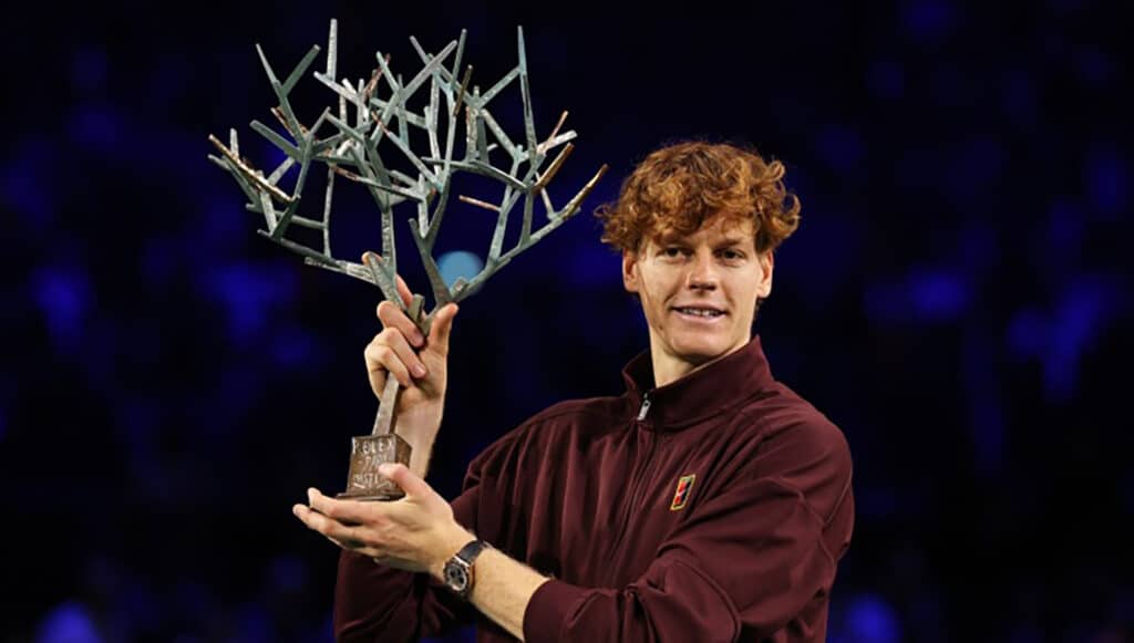 Янник Синнер с главным трофеем Rolex Paris Masters-2025