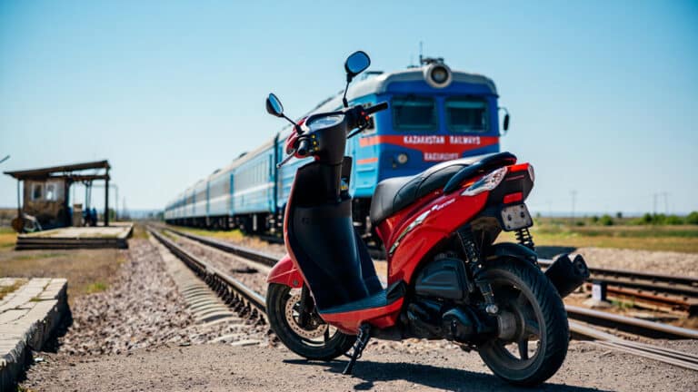 В Таразе мужчина бросил скутер перед поездом и сбежал