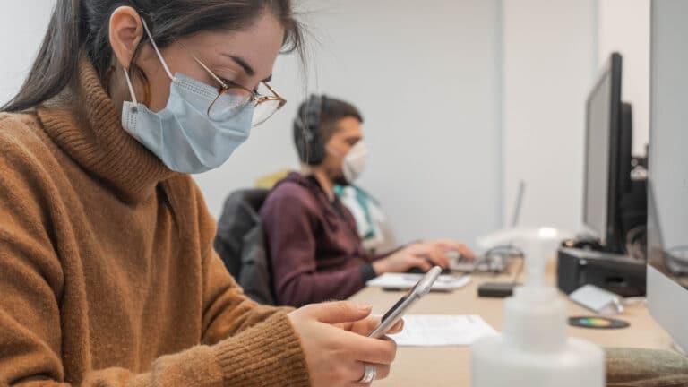 Абенов сообщил, что в офисах Астаны снова вводят маски