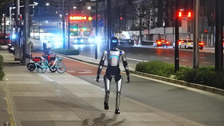 Робот из Китая прошел 106 км за три дня и удивил мир