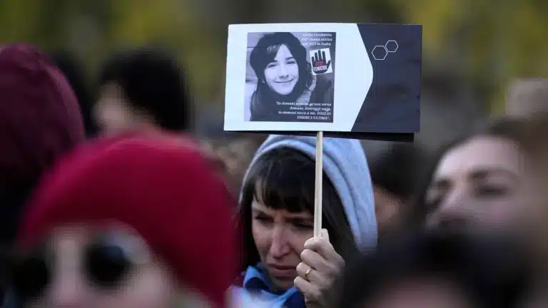 Италияда әйелді өлтіргендерді өмір бойы түрмеге қамайтын заң қабылданды