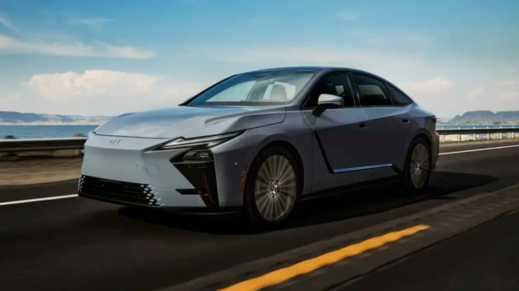 Новый Lexus ES 2026 стал роскошнее, технологичнее и впервые — электрическим