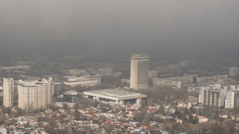 Богатые алматинцы сильнее других переживают из-за смога и думают о переезде