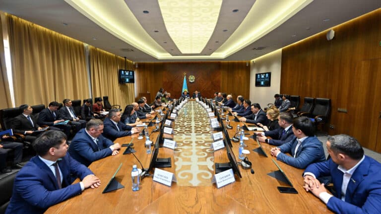 Маслихаты смогут согласовывать кандидатов для филиалов квазигоссектора