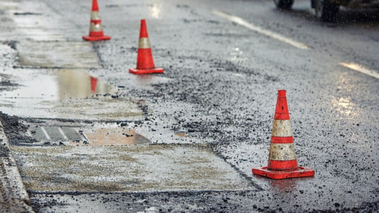 Полиция Актобе обнаружила серьезные дефекты на дорогах региона
