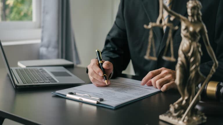 Казахстанские адвокаты подали в суд на Министерство финансов