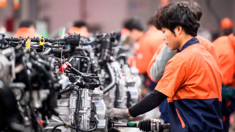 В Алматинскую область массово едут рабочие из Китая