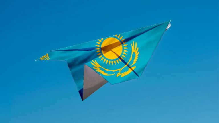 Экономика растет, но зарплаты падают: аналитики – о «бумажном» росте Казахстана