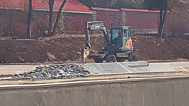 Недавно забетонированные экоплитки у реки Есентай теперь демонтируют