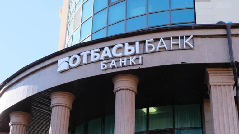 Отбасы банк выдаст 1550 квартир очередникам: их просят обновить данные