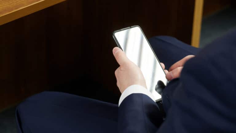 В Минпросвещения объяснили, зачем в школах Казахстана хотят запретить телефоны