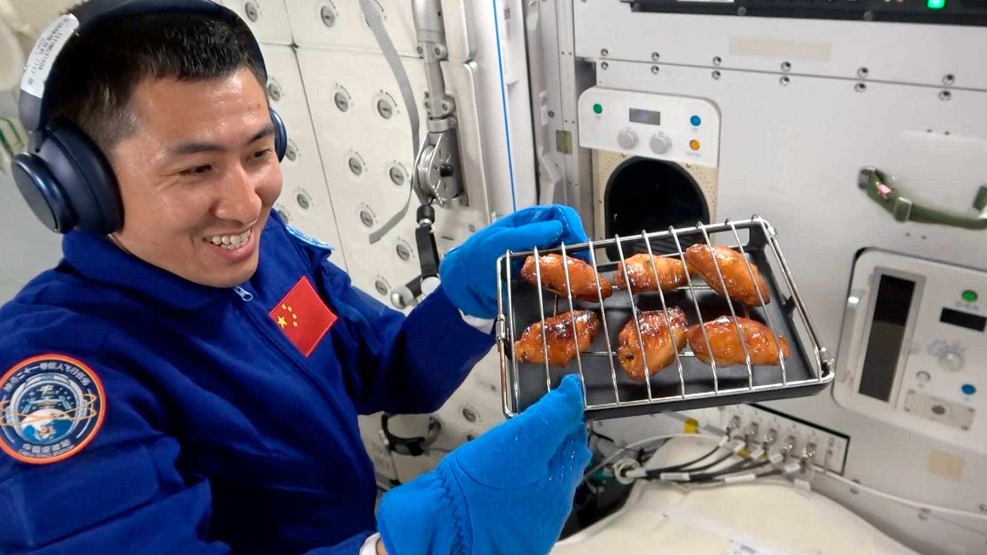 Китайские астронавты пожарили куриные крылышки на космической станции, Chinese astronauts, space, cook