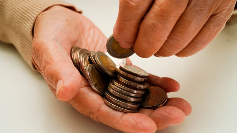 Казахстанцам хотят позволить снимать 50% накоплений - ОСДП