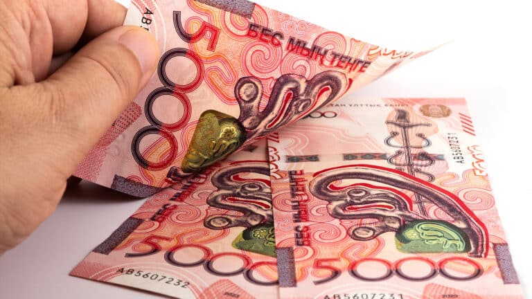 В Казахстане обновили правила обмена банкнот и монет