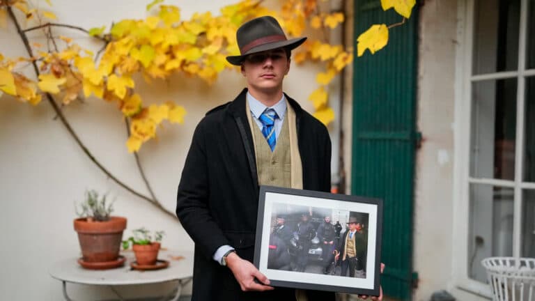 Teen behind “Fedora Man” Louvre photo reveals his identity
