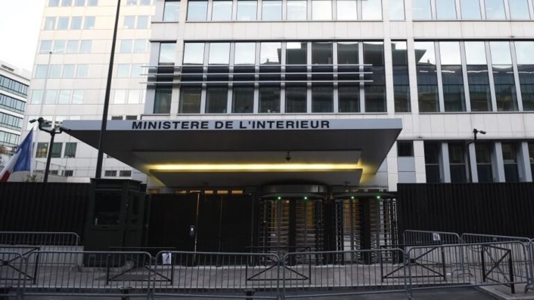 В Париже задержали трех девушек по подозрению в подготовке терактов