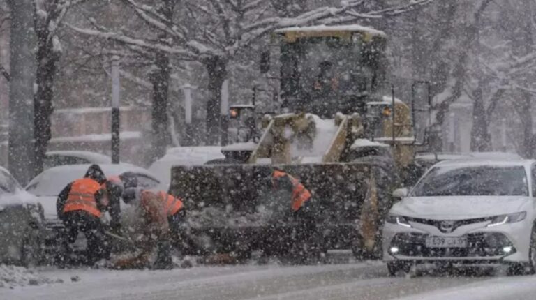 Водителей в Алматы призвали снижать скорость из-за снега