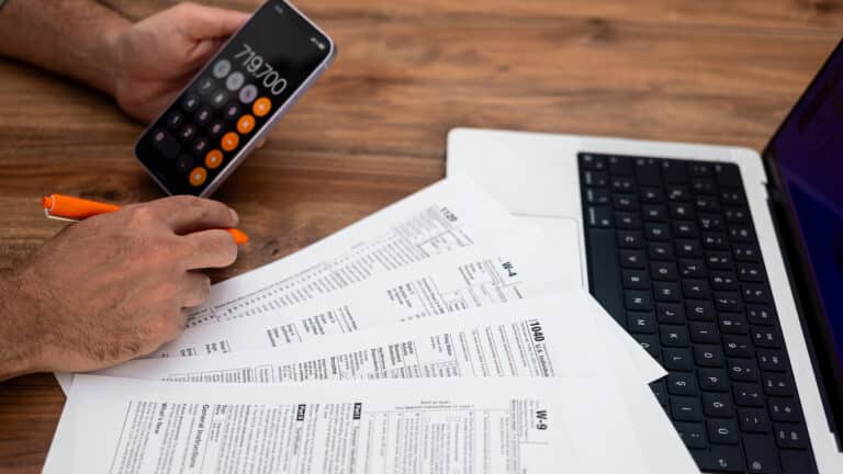 Чиновники начнут публиковать свои декларации: названы сроки