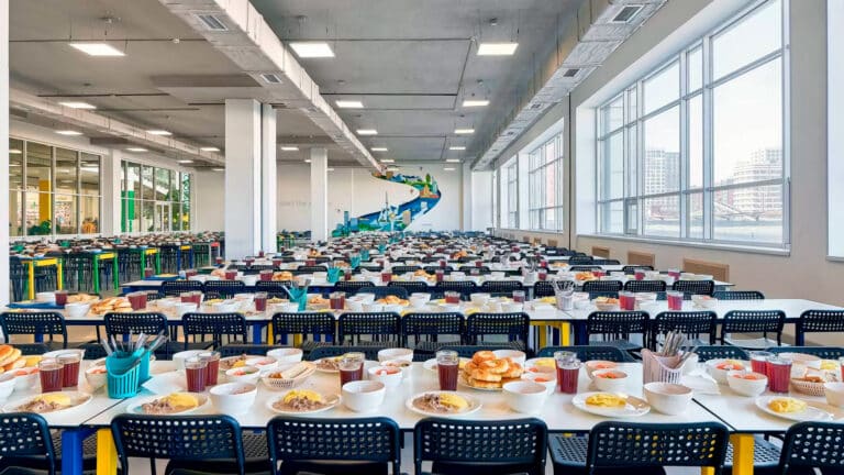 Школьники Казахстана не едят рыбу и гороховое пюре